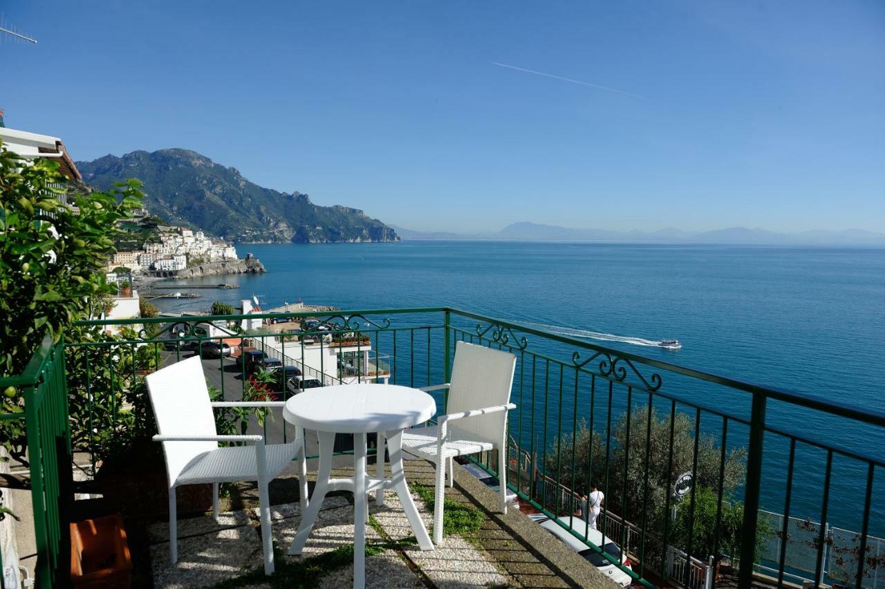 Amalfi Blue Flowers A Exterior photo